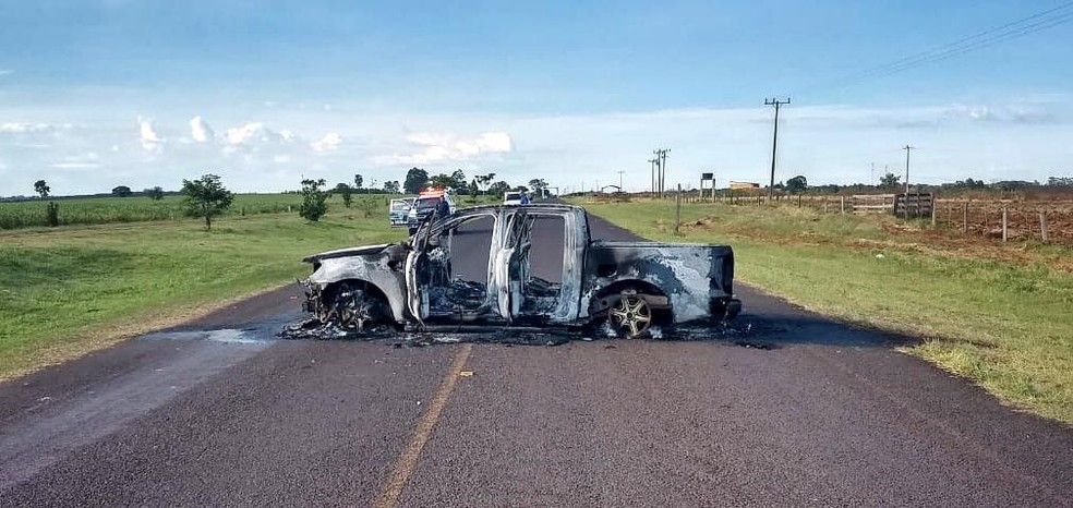 Carro incendiado em Paranhos (MS) foi usado na fuga dos criminosos de YpehÃº, no Paraguai â?? Foto: PolÃ­cia Civil de Paranhos/DivulgaÃ§Ã£o