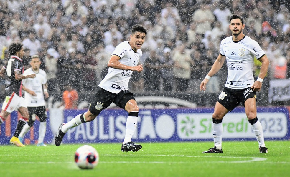 Roni e Giuliano forma a nova dupla de volantes titular do Corinthians — Foto: Marcos Ribolli