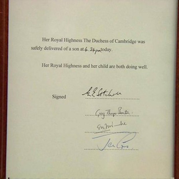 o anúncio oficial do nascimento do filho do duque e da duquesa de Cambridge é afixado à porta do Palácio de Buckingham, em Londres  (Foto: Reprodução)