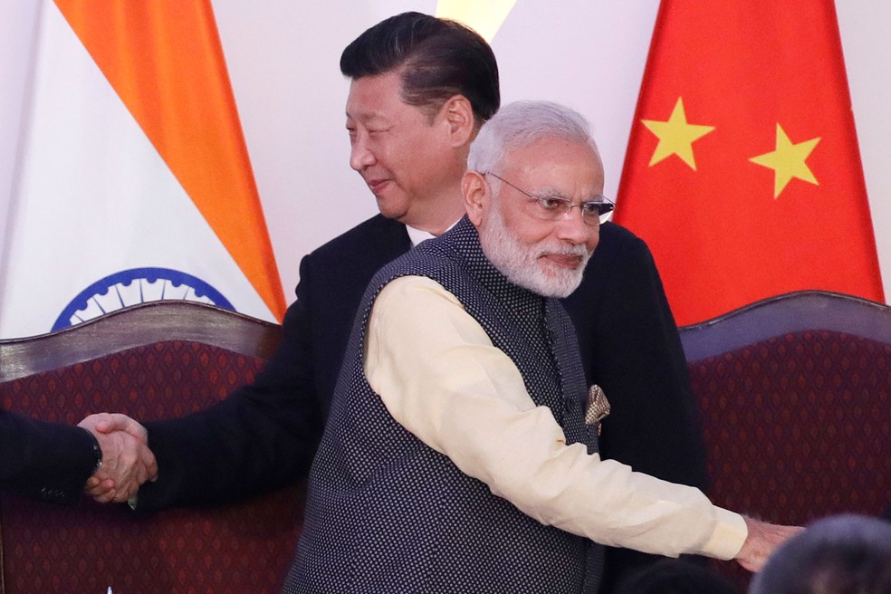 Imagem de 16 de junho de 2016 mostra o primeiro-ministro indiano, Narendra Modi, a frente e o presidente chinês, Xi Jinping, cumprimentam os líderes na cúpula do BRICS em Goa, na Índia — Foto: Manish Swarup/AP