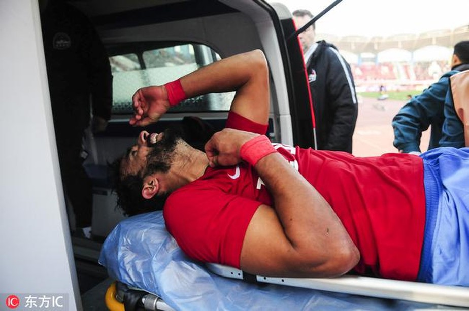 Henrique Dourado marca em estreia na China, mas sofre fratura e deixa campo de ambulÃ¢ncia