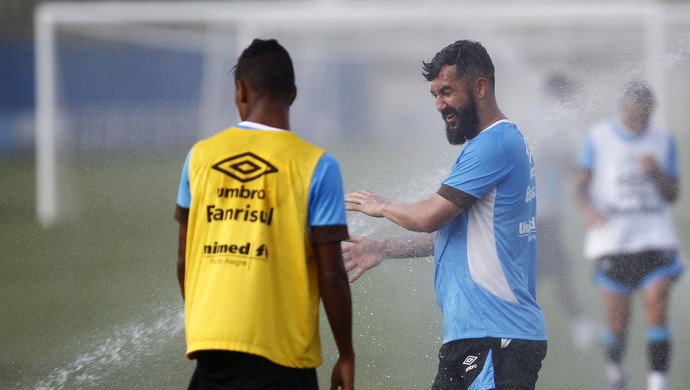 Roger faz uma hora de treino intenso, e Douglas deixa atividade mais cedo