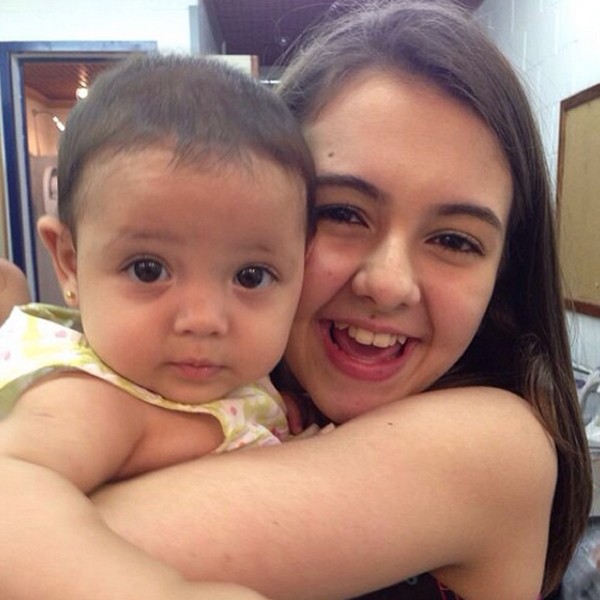 Klara Castanho com a pequena Marina, a MaryJane, de Amor à Vida (Foto: Reprodução / Instagram)
