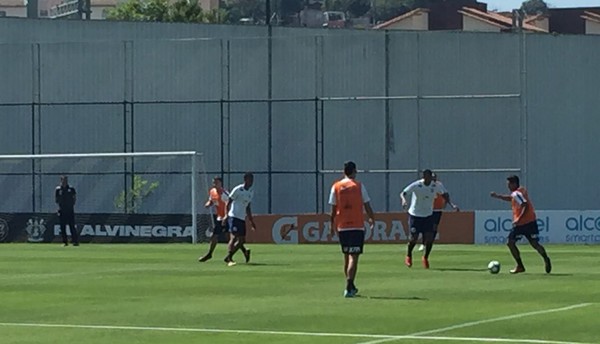 Em semana decisiva, Corinthians volta a treinar com três titulares em campo