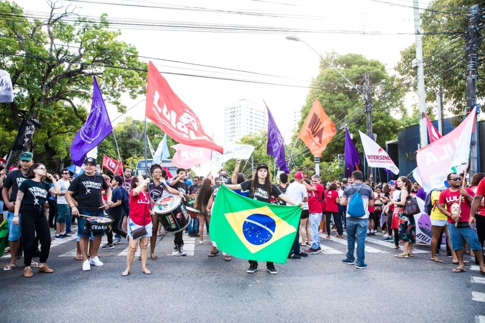 Manifestantes se reúnem em ato pela democracia em Fortaleza em 9 de janeiro de 2023, um dia após ataques terroristas em Brasília. — Foto: Thiago Gadelha/Sistema Verdes Mares