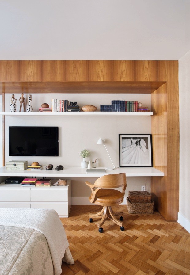Área do home office e da televisão no quarto  (Foto: Denilson Machado / MCA Estúdio / Divulgação)