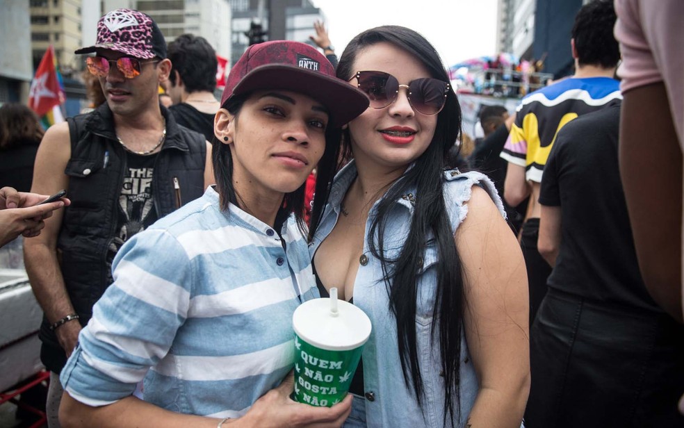 Casal diz ter ido à parada pela festa e pelo protesto (Foto: Fábio Tito/G1)