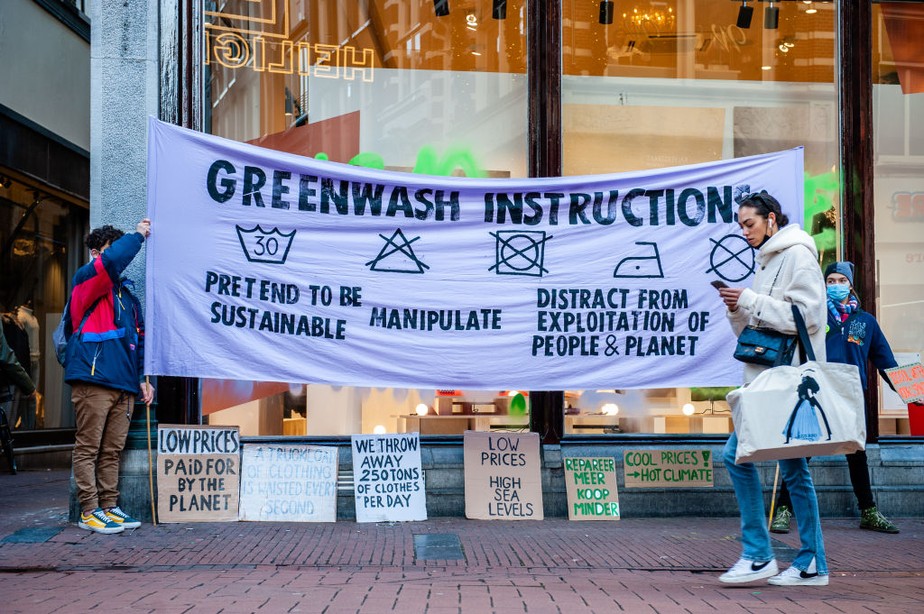 Protesto em frente à loja de fastfahion na Holanda: greenwashing na moda demanda atenção.