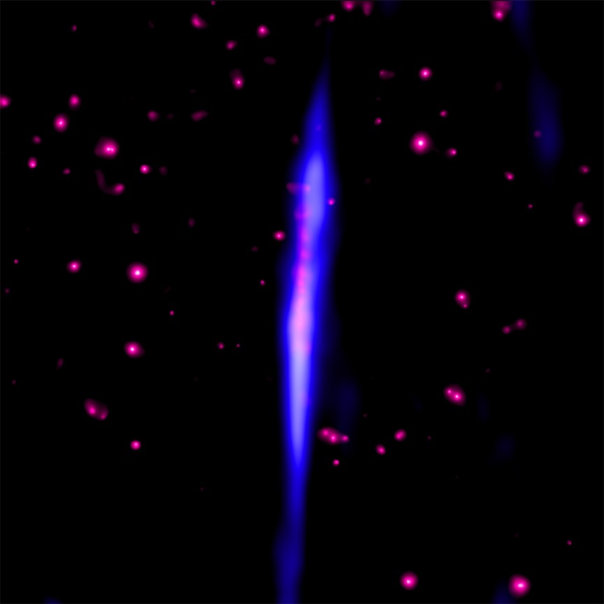 Acima, a G0.17-0;041, linha da complexa rede de fios de raios-X recém-estudada que aponta perpendicularmente ao plano da galáxia e tem cerca de 20 anos-luz de comprimento – mas apenas um centésimo desse tamanho em largura. (Foto: X-RAY: NASA/CXC/UMASS/Q.D. WANG; RADIO: NRF/SARAO/MEERKAT)