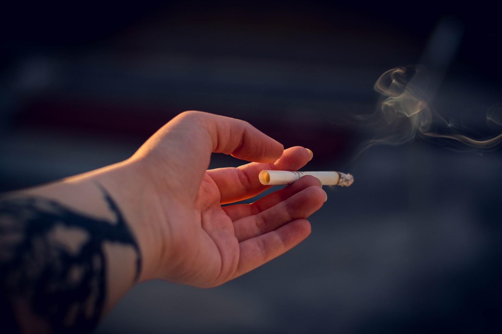 Fumar usando máscara pode agravar danos vasculares do cigarro, diz estudo  (Foto: Irina Iriser/Unsplash)