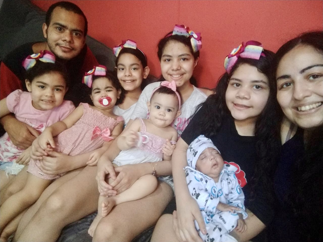 Tatiane com a família completa (Foto: Reprodução / Instagram)