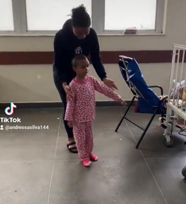 Um mês após ser baleada na cabeça, menina de quatro anos dá primeiros passos sozinha em hospital