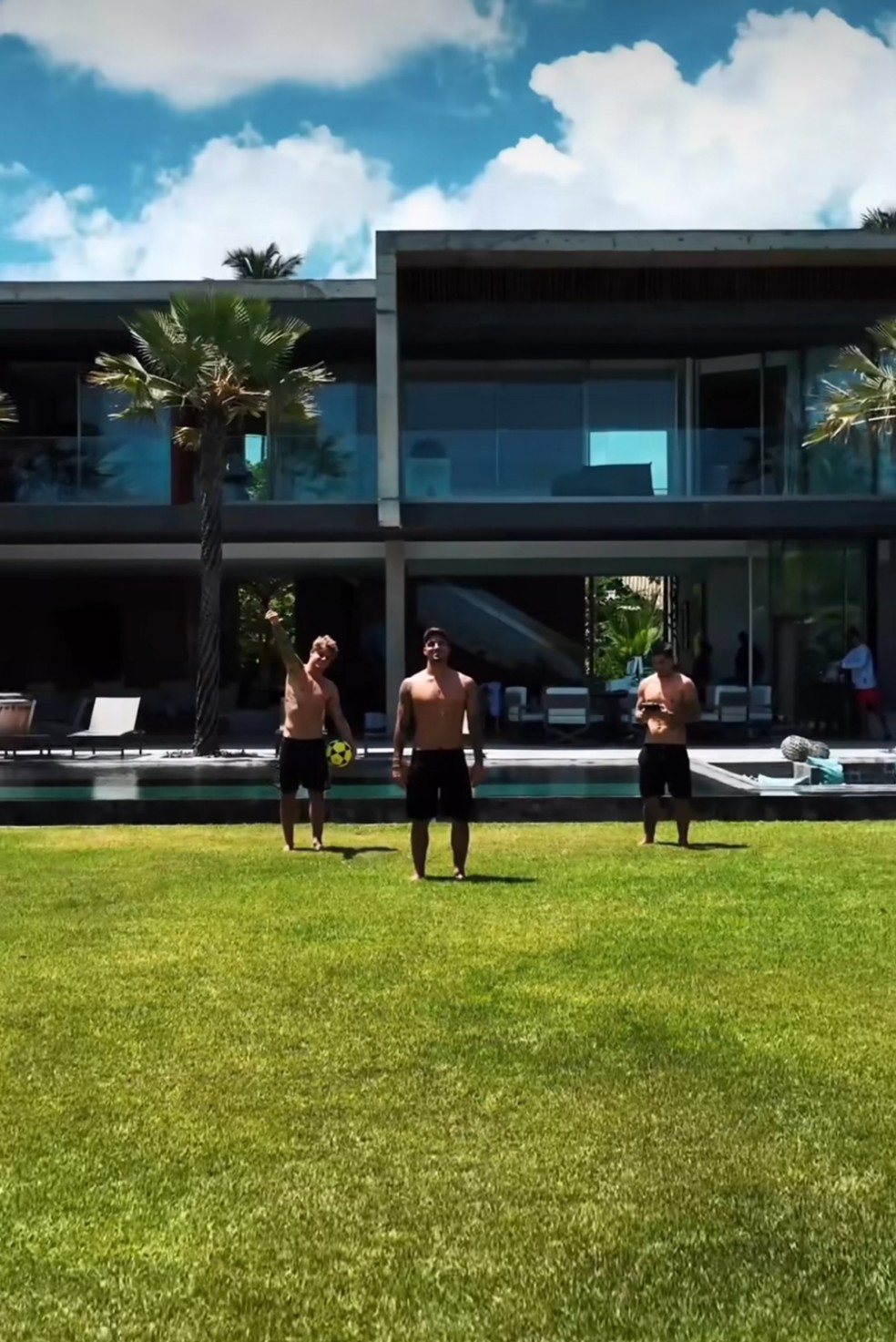 Medina mostra mansão em que passa férias, em Maracaípe — Foto: Reprodução