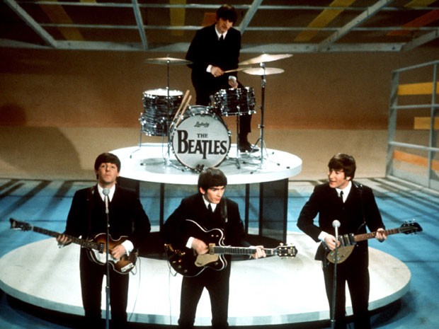 Foto de 9 de fevereiro de 1964 mostra os Beatles durante apresentação no Ed Sullivan Show, na primeira aparição da banda na TV dos EUA (Foto: AP)
