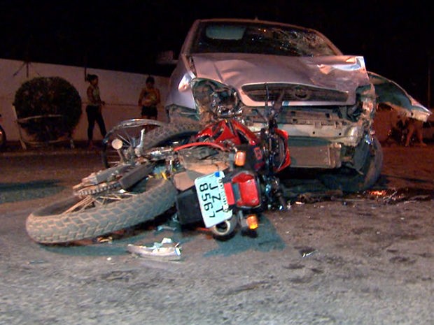 Mulher bate moto em carro e morre em avenida de Cuiabá