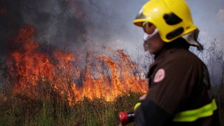 Moradores e bombeiros no noroeste do Brasil estão lutando contra os incêndios que assolam a Amazônia, destruindo terras agrícolas e ameaçando suas casas, em Porto VelhoREUTERS