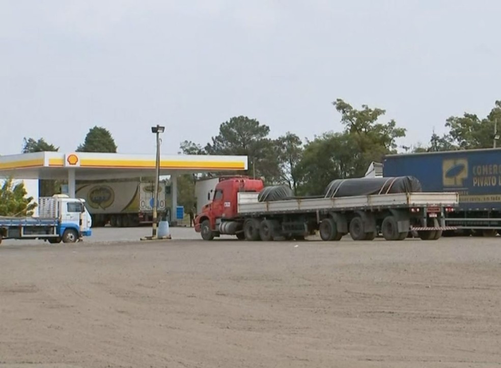Caminhoneiro foi rendido em posto de combustíveis às margens de rodovia em Boituva (SP) — Foto: Reprodução/TV TEM