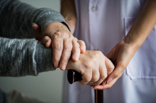 Pesquisa da UFSCar busca voluntários para avaliar sobrecarga de cuidadores de idosos