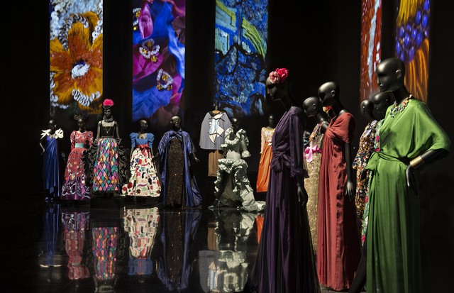 The displays at the newly opened Musée Yves Saint Laurent in Marrakesh contrast his riotous use of colour, above, with the sobre chic of his black trouser suits (Foto: FONDATION PIERRE BERGÉ-YVES SAINT LAURENT)