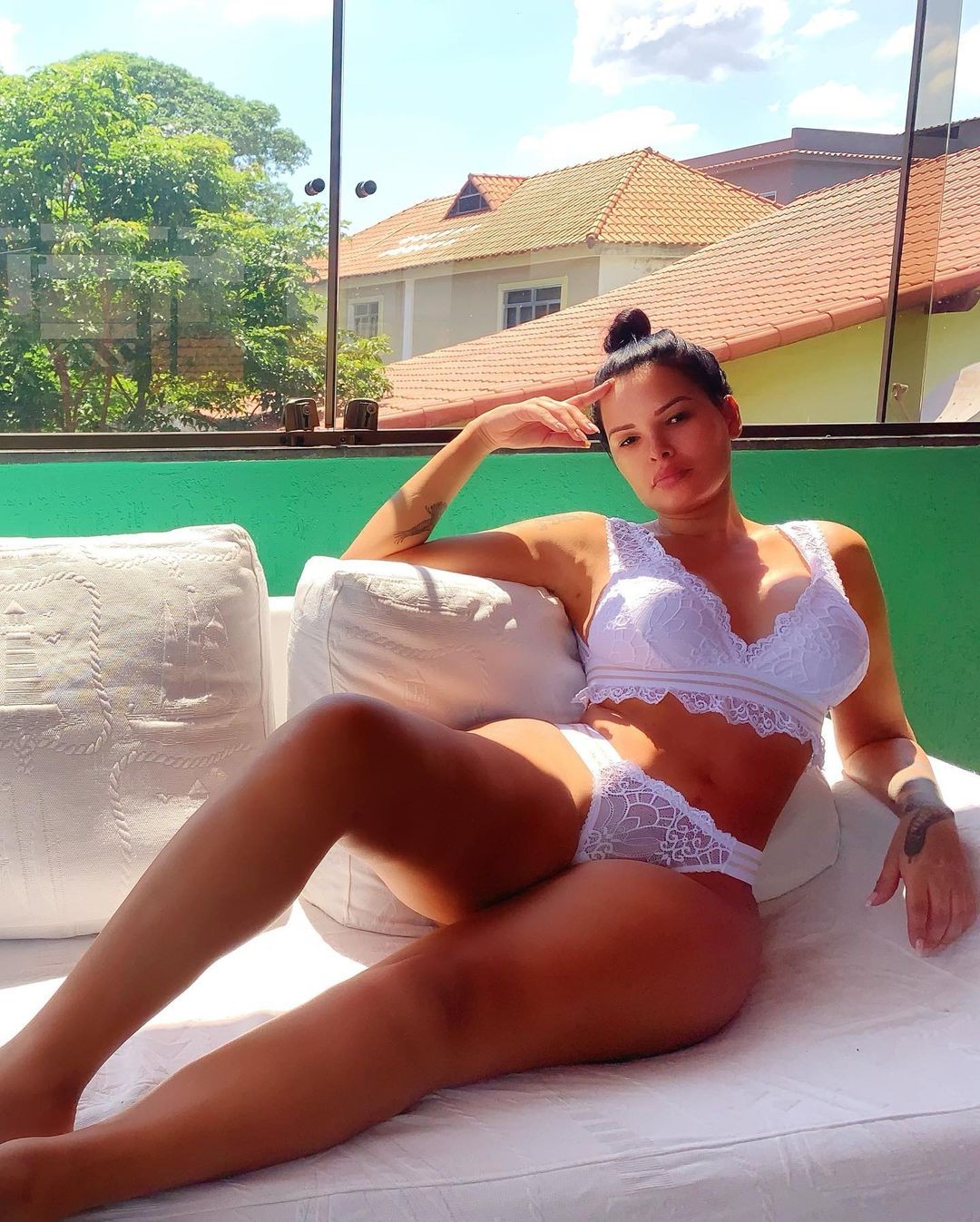 Ariadna posa de lingerie e fãs enchem álbum de fotos de elogios (Foto: Reprodução / Instagram)