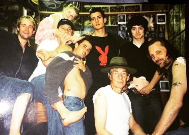 Uma foto compartilhada por Olando Bloom no Instagram mostrando ele e seus amigos de elenco na trilogia O Senhor dos Anéis após fazerem tatuagens iguais (Foto: Instagram)