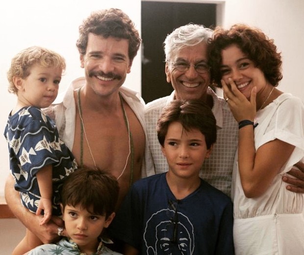 Daniel de Oliveira e Sophie Charlotte com Caetano Veloso e Raul, Moisés e Otto (Foto: Reprodução/Instagram)