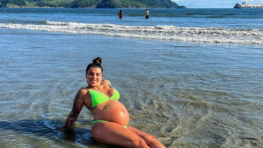 Petra Mattar exibe barrigão da gravidez em dia de praia: "Cresce e cresce"