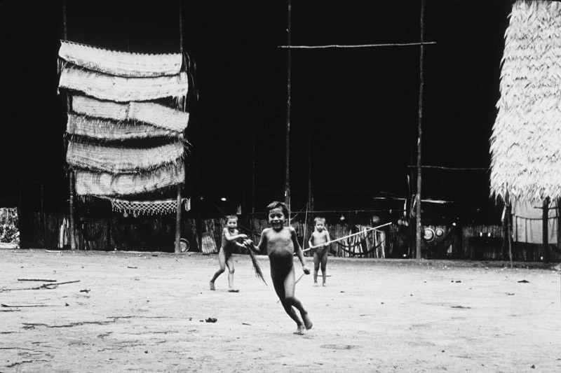 Interior de uma casa tradicional Yanomami, na aldeia de Tootobi, Amazonas, em 1991