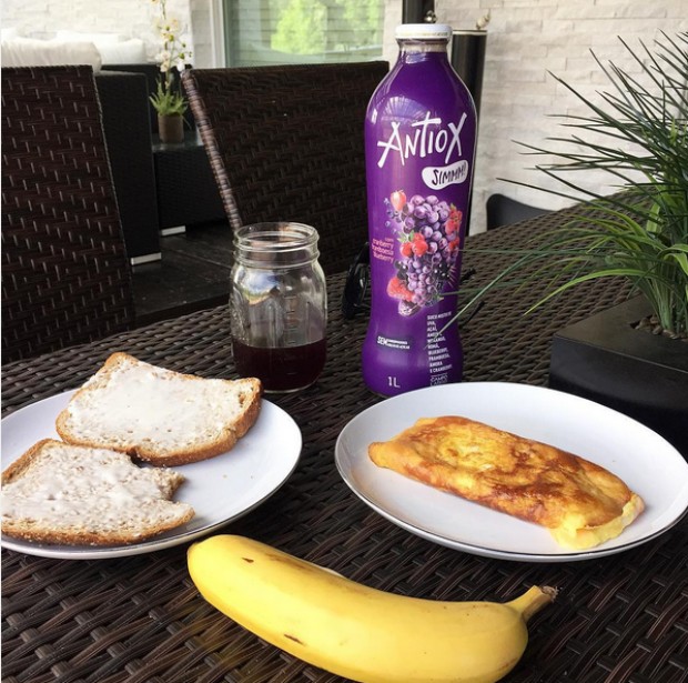 Bella Falconi mostra o café da manhã em perfil do Instagram (Foto: Reprodução/Instagram)