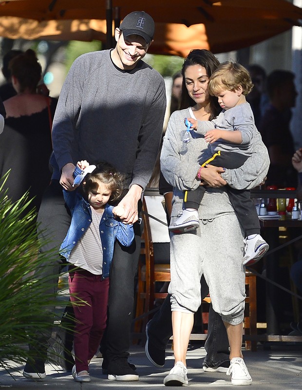 Mila Kunis, Ashton Kutcher e os filhos, Wyatt e Dimitri (Foto: Grosby Group)
