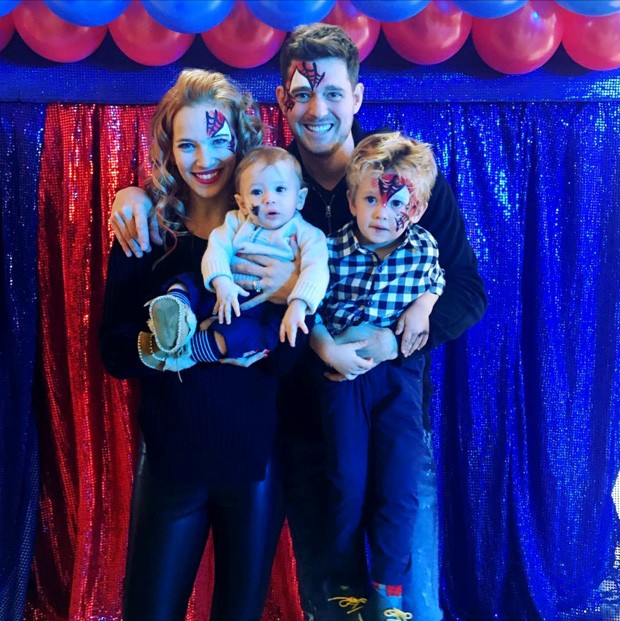 Michael Bublé com os filhos, Noah e Elias, e a mulher, Lusiana Lopilato (Foto: Reprodução/Instagram)