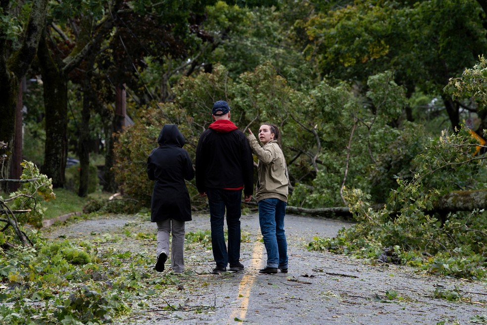 Residente de Nova Escócia, no Canadá, voltam para as ruas depois de passagem da tempestade Fiona — Foto: Ingrid Bulmer/REUTERS