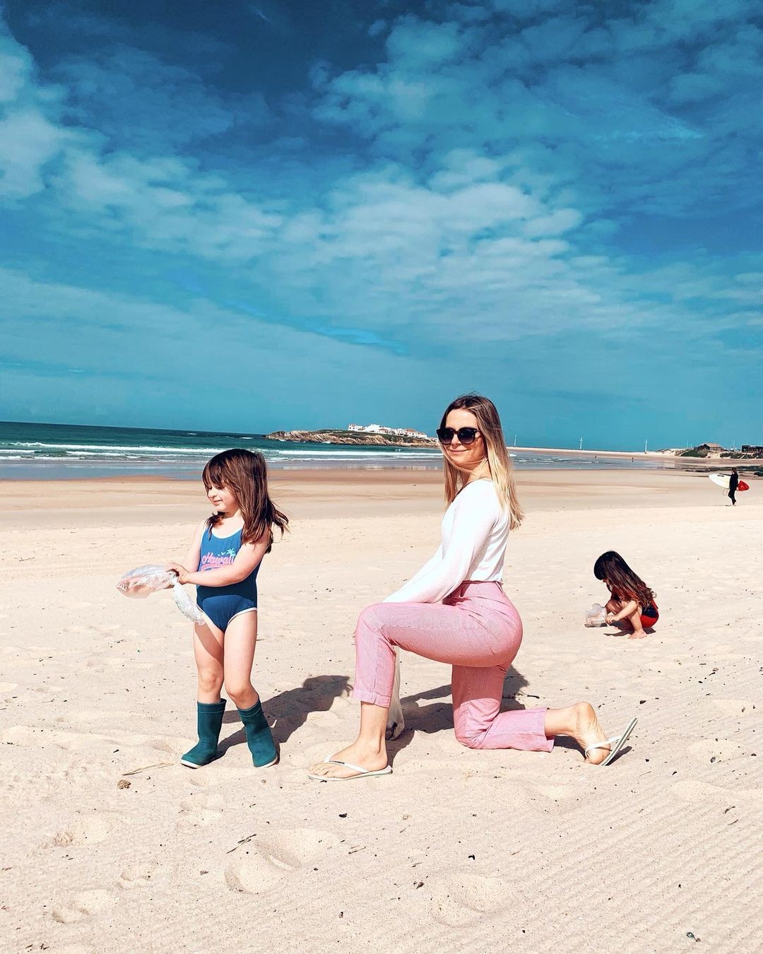 Vitória Frate e a filha Carolina catam plástico em praia de Portugal (Foto: Instagram)
