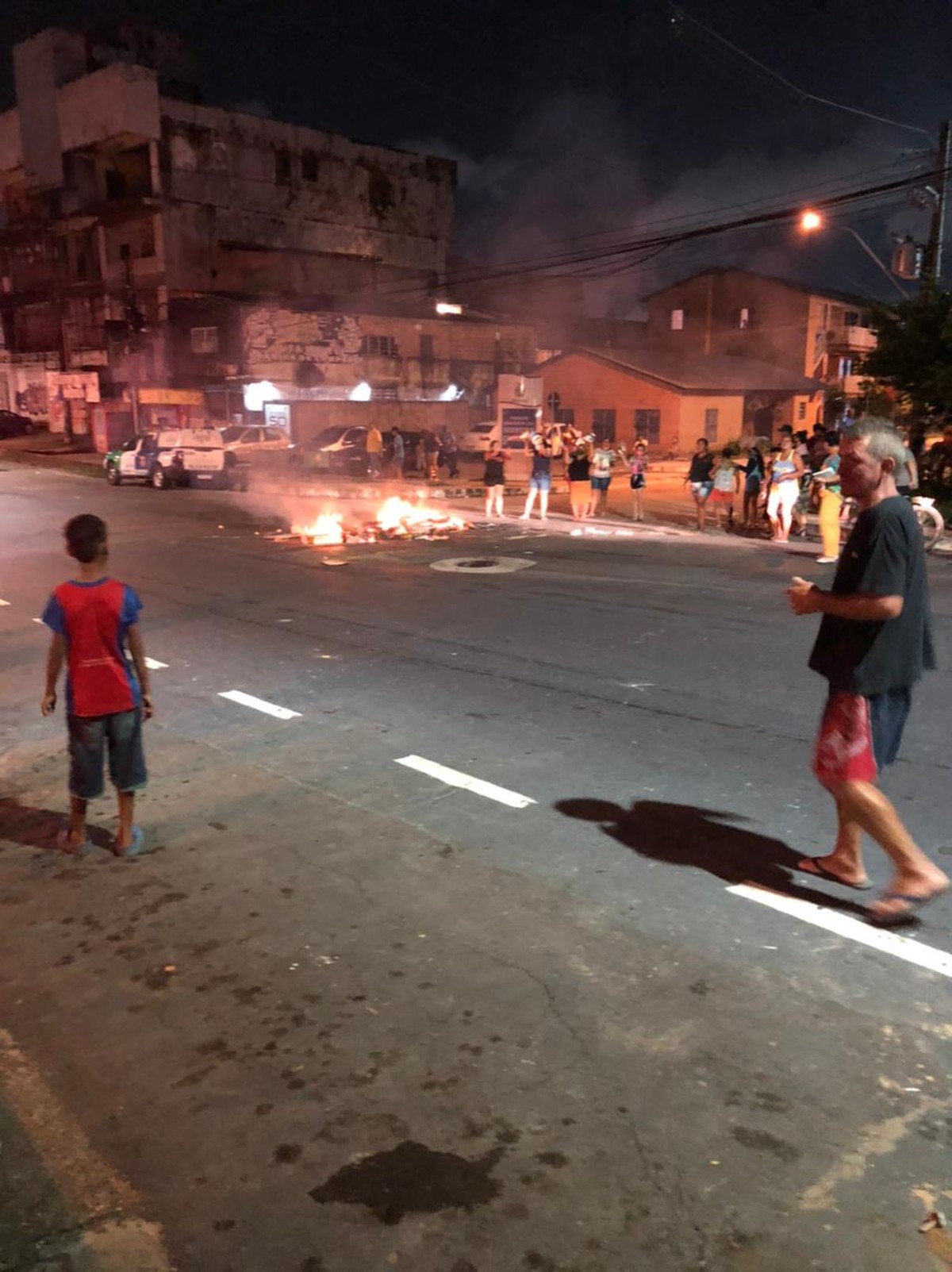 Moradores fecham rua em protesto após alagamentos em Manaus - Vimarsana News