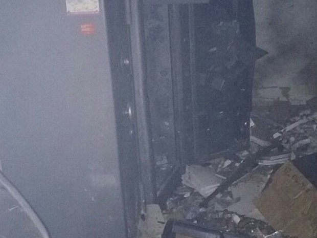 Interior de agência ficou danificada após explosões (Foto: Arquivo Pessoal)