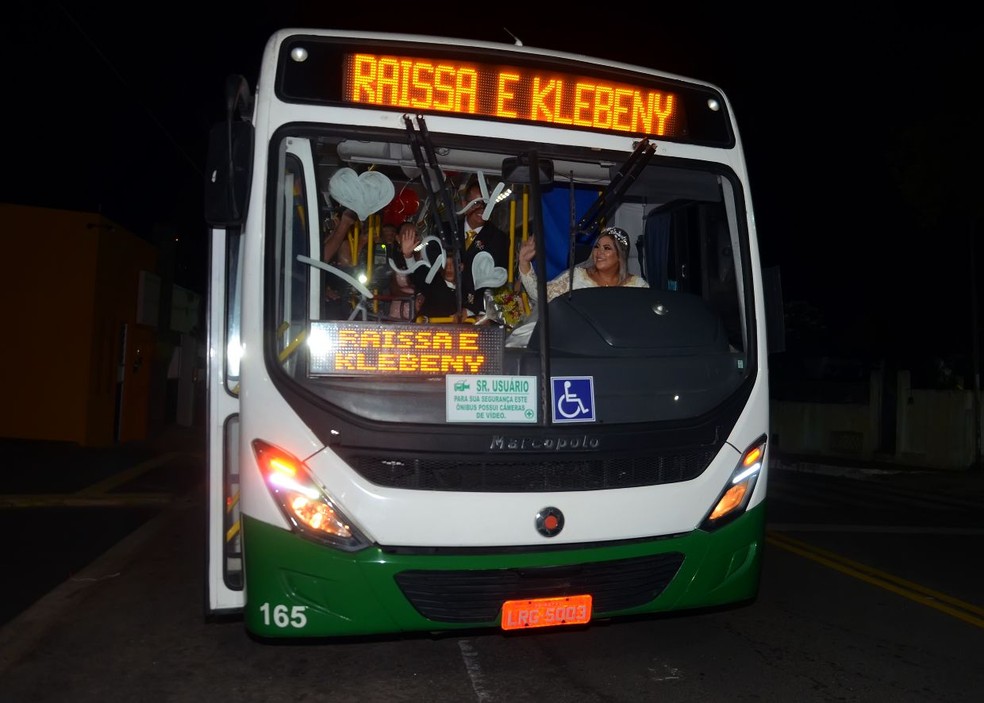 Motoristas de ônibus, Raissa e Klebeny levaram convidados em ônibus após casamento em Natal (Foto: Jefferson Araújo)