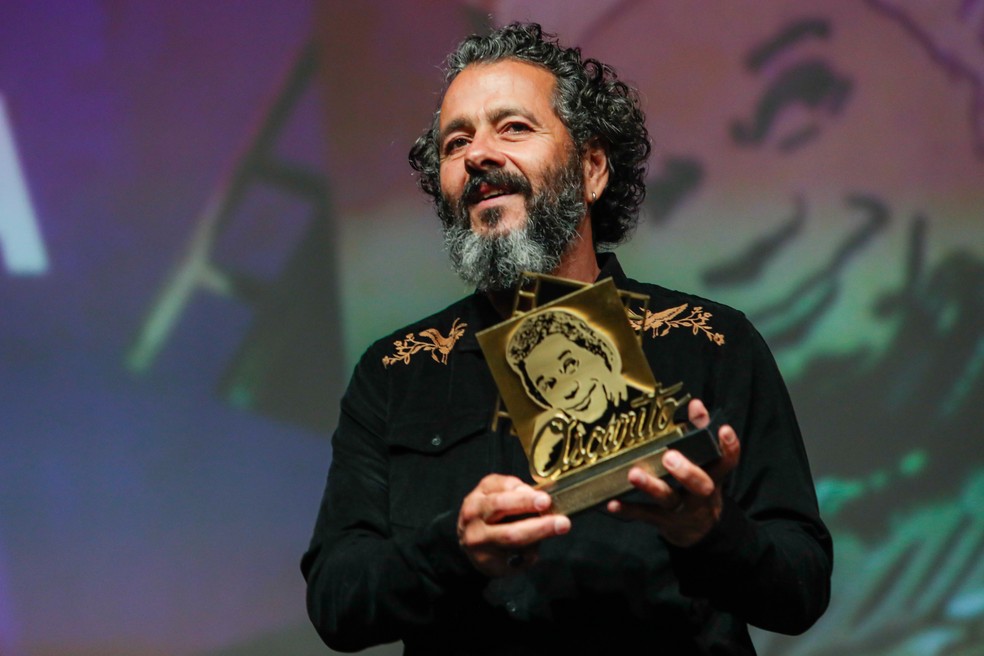 Marcos Palmeira recebe o Troféu Oscarito no 50º Festival de Cinema de Gramado — Foto: Cleiton Thiele/Agência Pressphoto