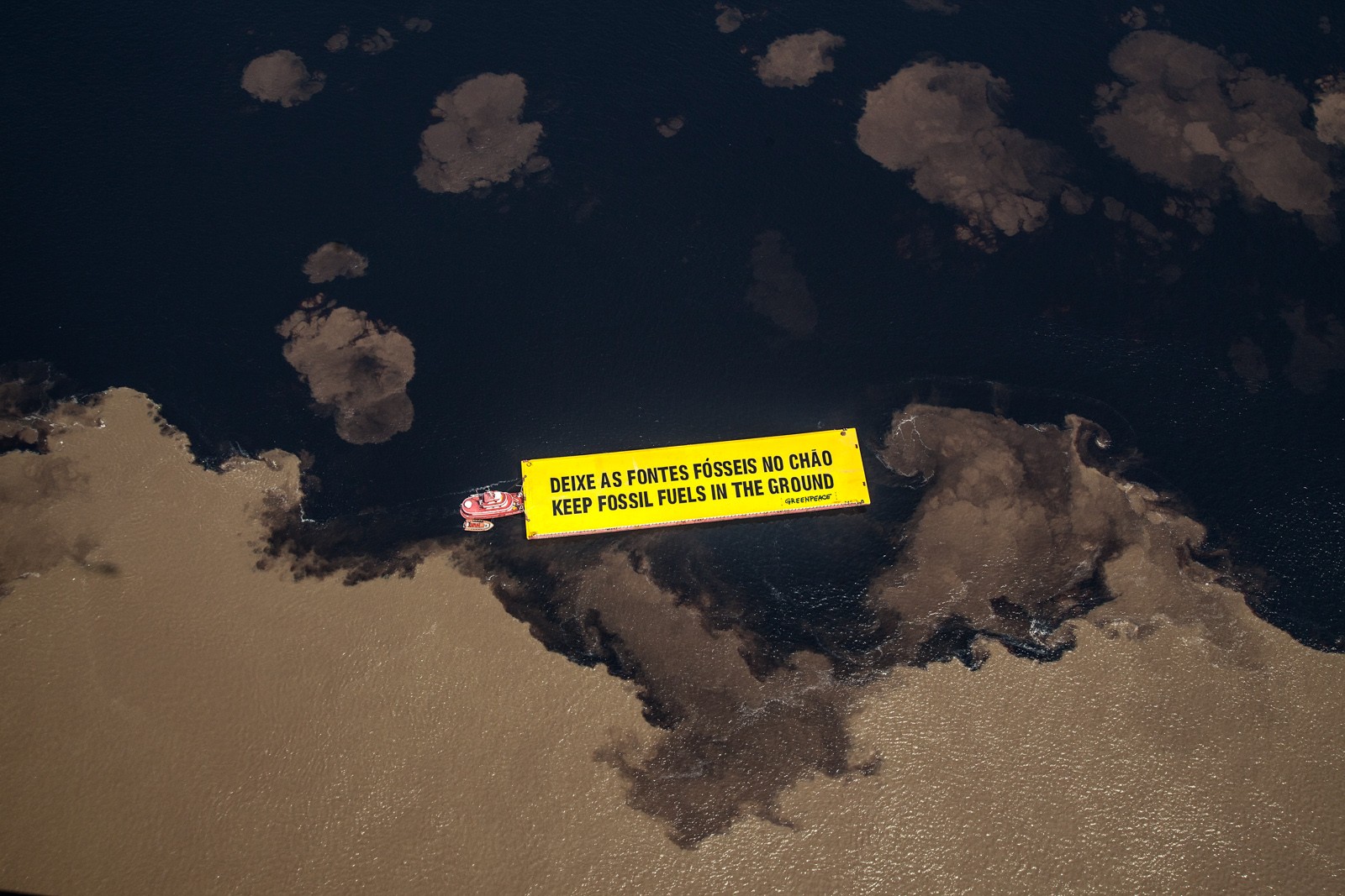 Protesto do Greenpeace entre o Rio Solimões e o Rio Negro: combustíveis fósseis continuam a ser objeto de desejo em meio ao caos ambiental  (Foto: Divulgação Greenpeace)