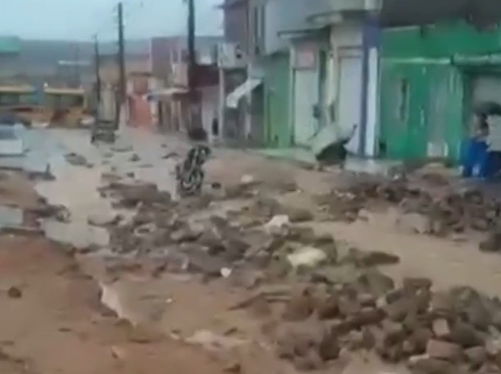 Asfalto de ruas ficam destruídos durante temporal em Cícero Dantas, no interior da Bahia — Foto: Cícero Dantas Acontece