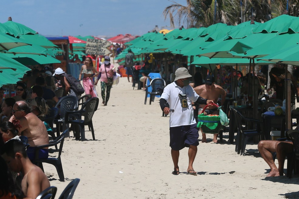 Na Praia do Futuro, as barracas receberam banhistas, mesmo sem o uso de máscara — Foto: Natinho Rodrigues/SVM