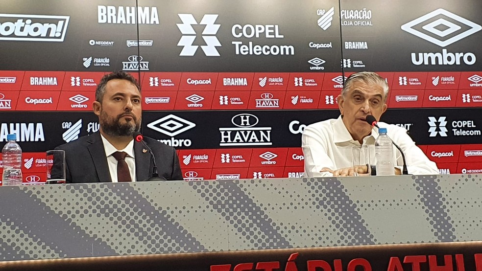 Alexandre Mattos e Mario Celso Petraglia em coletiva de imprensa do Athletico — Foto: Raphaela Potter/ge