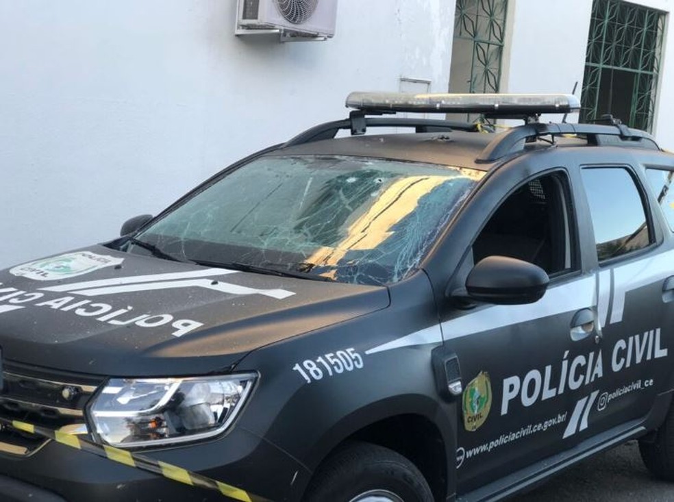 Carro da Delegacia Municipal de Santa Quitéria ficou com o vidro quebrado após ser atingido por um artefato explosivo. — Foto: Arquivo pessoal