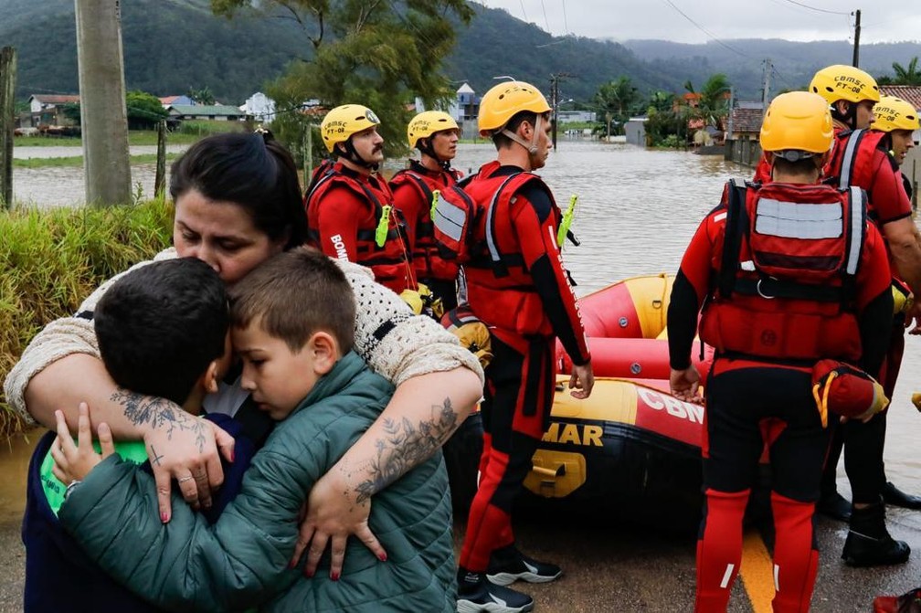 Bombeiros resgatam família em bote em Tubarão — Foto: Mauricio Vieira/Secom/Divulgação