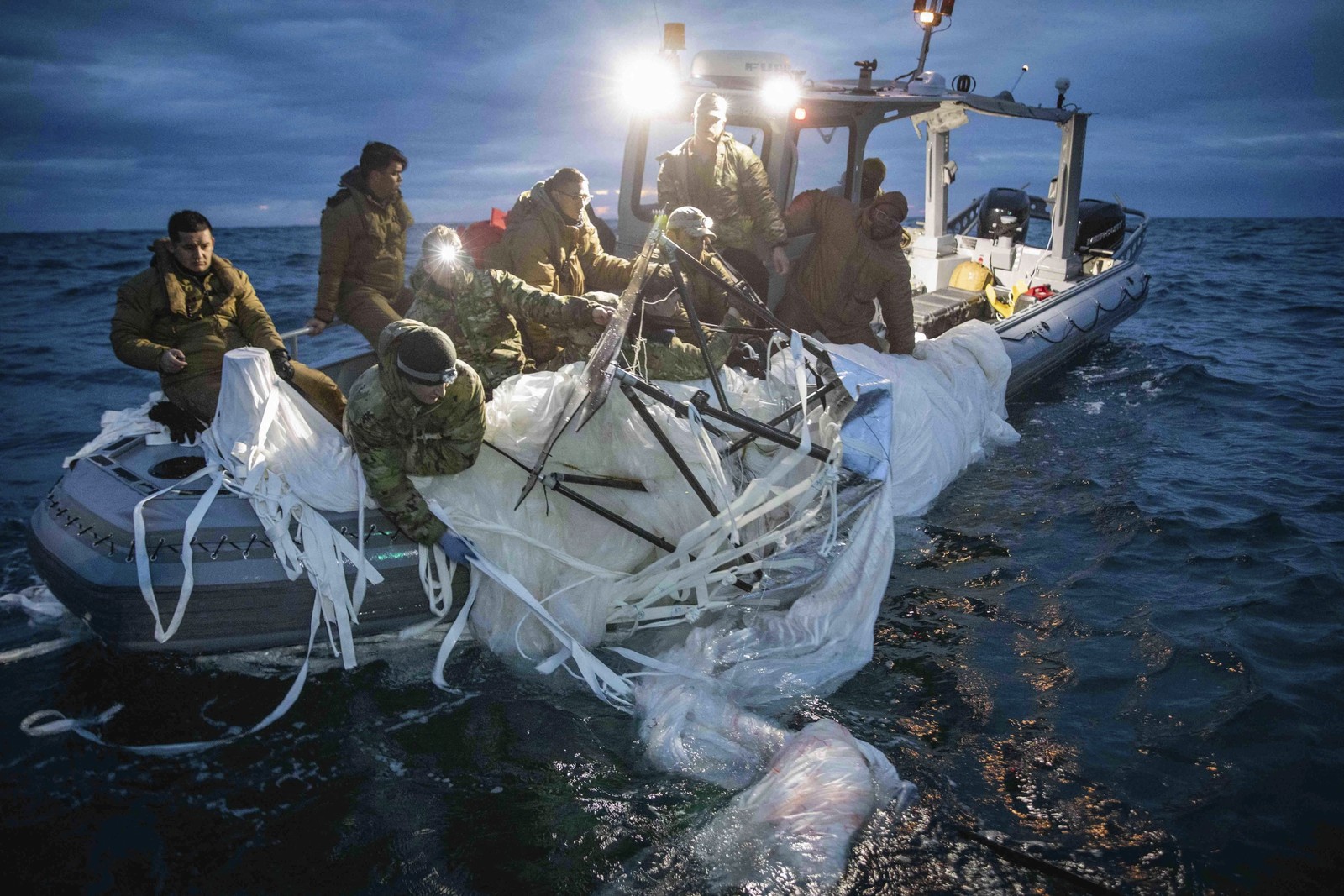Marinheiros recuperam o balão de vigilância chinês abatido pelos EUA na costa da Carolina do Sul — Foto: Tyler Thompson/Marinha dos EUA/The New York Times