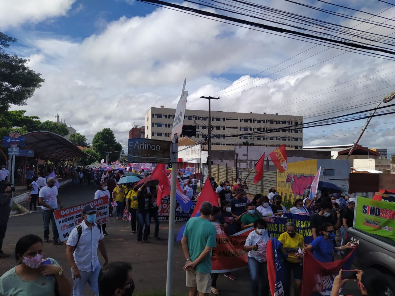 Professores, trabalhadores do transporte e movimento popular por moradia fazem protesto unificado em Teresina
