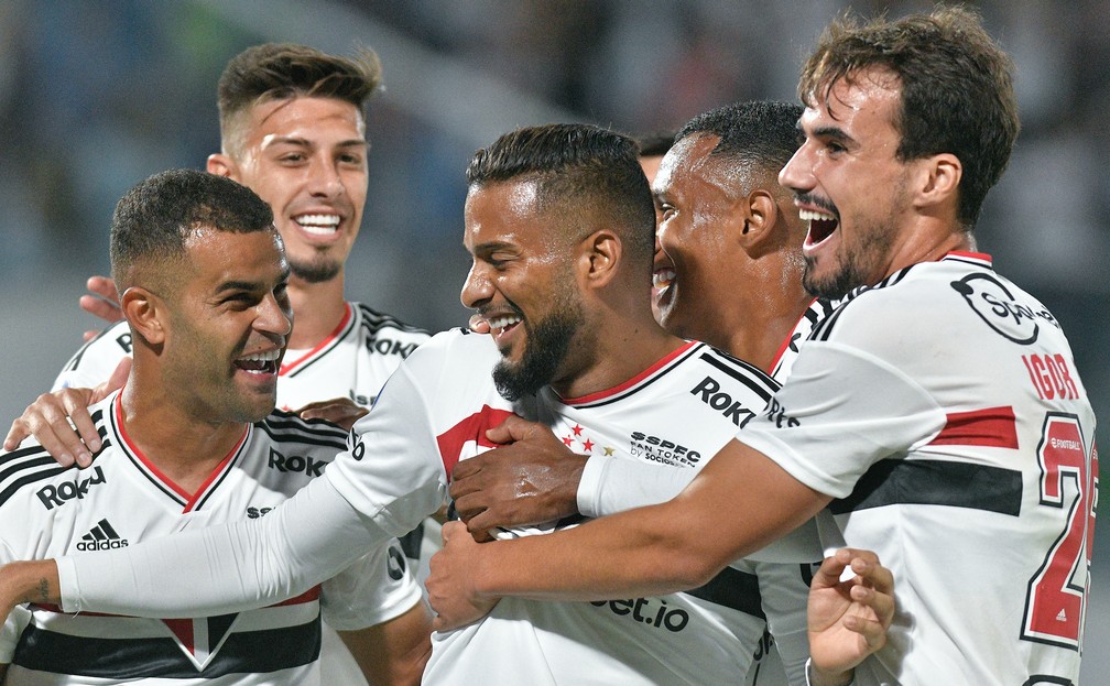 Jogadores do São Paulo comemoram gol contra o Jorge Wilstermann  — Foto: EFE