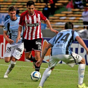 Polivalente e batedor de falta: conheça o meia argentino Juan Sanchez Miño