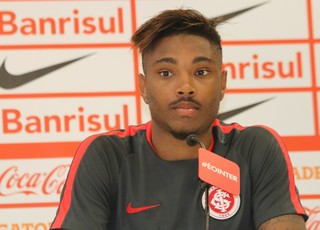 OFF - Valorizado, Vitinho despista sobre futuro no Inter: Só no fim do ano