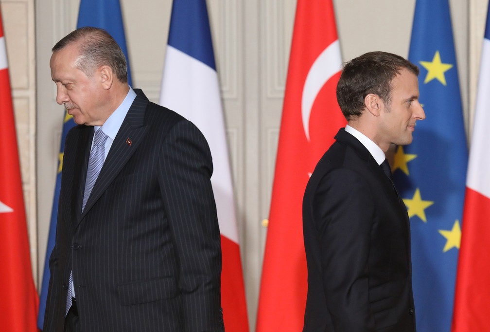 Presidente da Turquia, Recep Tayyip Erdogan, e presidente da França, Emmanuel Macron, em foto de janeiro de 2018 após encontro em Paris. Relação entre os dois líderes se deteriorou no último ano  — Foto: Ludovic Marin/AFP