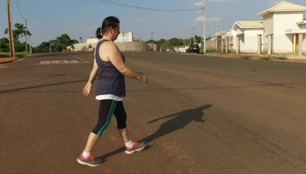 Lucilene caminha cerca de quatro quilômetros por dia (Foto: Reprodução / TV Fronteira)
